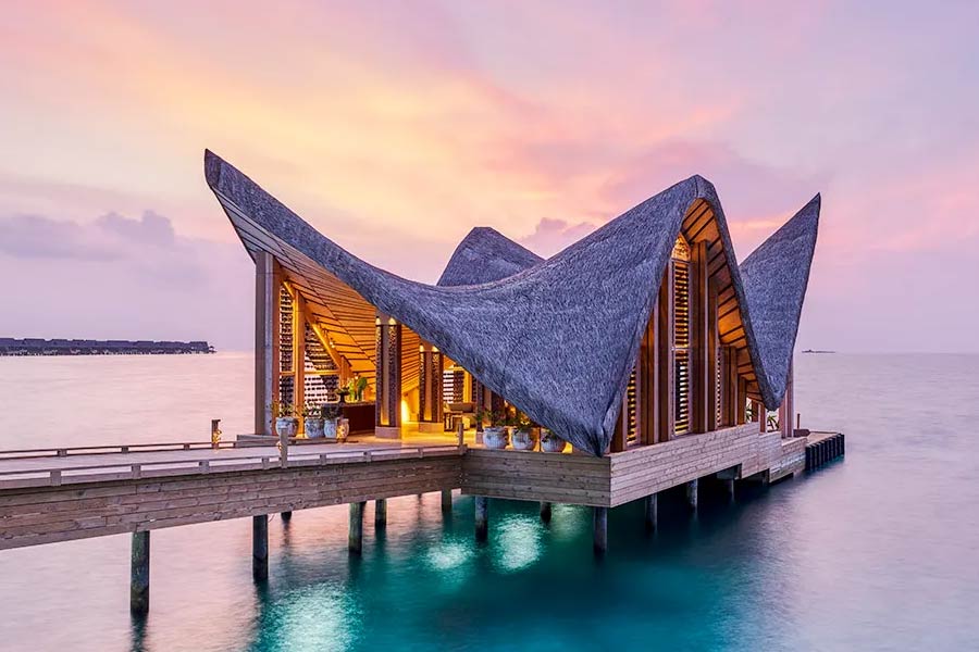 লক্ষদ্বীপে যাওয়ার অনুমতিপত্র নিয়ে অনেক ঝক্কি পোহাতে হলেও মলদ্বীপে যাওয়ার তেমন কোনও ঝামেলা নেই। মলদ্বীপ যেতে ভারতীয়দের ভিসা পর্যন্ত লাগে না। পকেটে টাকা থাকলেই কেল্লা ফতে!