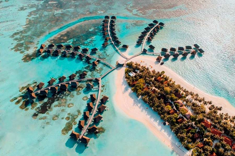 তবে ভারতের সঙ্গে বিতর্কে জড়ানোর পর থেকে মলদ্বীপে ভারতীয় পর্যটকদের আনাগোনা কমবে বলে মনে করা হচ্ছে। যে দ্বীপরাষ্ট্র এত দিন ভারতীয়দের ভ্রমণের স্বপ্নরাজ্য ছিল, সেই মলদ্বীপকে বয়কটের ডাকও দিচ্ছেন ভারতীয়েরা।