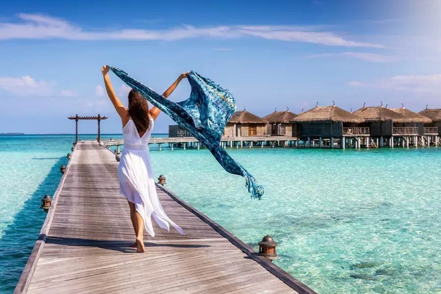 ‘বয়কট মলদ্বীপ’-এর আওয়াজ তুলেছেন, ভারতীয় চলচ্চিত্র জগৎ থেকে শুরু করে ক্রিকেট মহলের তাবড় তারকা। যে তারকারা ছুটি কাটাতে মলদ্বীপে যাওয়ার জন্য মুখিয়ে থাকতেন, তাঁরাও মলদ্বীপ সরকারের বিরুদ্ধে সরব হয়েছেন। মলদ্বীপ না গিয়ে ভারতীয় দ্বীপপুঞ্জগুলিতে ছুটি কাটানোর আহ্বান জানিয়েছেন তাঁরা।