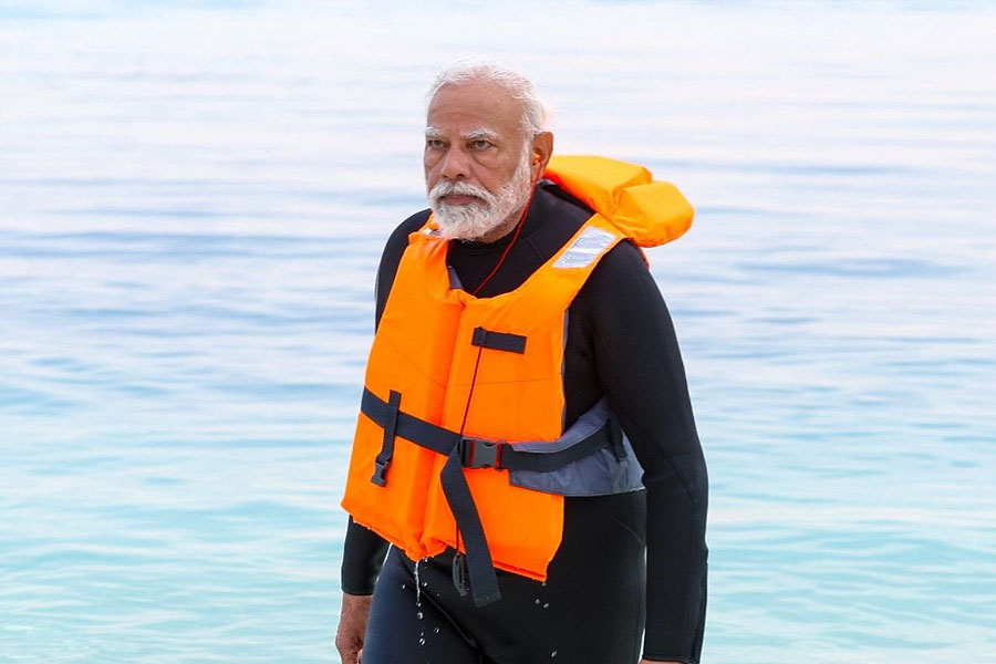 এর পরেই প্রধানমন্ত্রী এবং ভারতকে নিয়ে কুমন্তব্য করেন মলদ্বীপ সরকারের তিন মন্ত্রী। অভিযোগ, প্রধানমন্ত্রী ছবিগুলি সমাজমাধ্যমে পোস্ট করার পর মলদ্বীপ সরকারের তিন মন্ত্রী মরিয়ম শিউনা, মালশা শরিফ এবং মাহজ়ুম মাজিদ সেই ছবিগুলি নিয়ে অপমানজনক মন্তব্য করেছেন। প্রধানমন্ত্রীকে ‘জোকার’ এবং ‘ইজ়রায়েলের ক্রীড়নক’ বলেও অপমান করা হয়েছে। কটাক্ষ করা হয়েছে ভারতীয় সংস্কৃতি নিয়েও। 