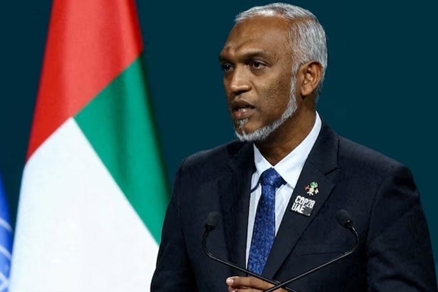 এর পরেই বিতর্কের মুখে পড়েন ওই তিন মন্ত্রী এবং মলদ্বীপ সরকার। বিতর্কের মুখে পড়ে নিজেদের পোস্টগুলিও মুছে ফেলেন তাঁরা। সেই সব পোস্টের ছবি (স্ক্রিনশট) সমাজমাধ্যমে ঘুরছে। যদিও সেগুলির সত্যতা যাচাই করেনি আনন্দবাজার অনলাইন। তবে চাপের মুখে ওই তিন মন্ত্রীকে নিলম্বিত (সাসপেন্ড) করেছে সে দেশের মহম্মদ মুইজ্জুর সরকার।