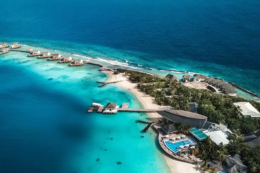 কিন্তু তাতে চিঁড়ে ভেজেনি। বিতর্ক শুরু হতেই ভারত এবং প্রধানমন্ত্রীর পাশে দাঁড়িয়েছেন অক্ষয় কুমার, সচিন তেন্ডুলকর, সলমন খান, কঙ্গনা রানাউত, জন আব্রাহাম, শ্রদ্ধা কপূর, হার্দিক পাণ্ড্যের মতো তারকারা। মলদ্বীপ যেতে বারণ করার পাশাপাশি, দেশবাসীকে ভারতীয় দ্বীপগুলি অন্বেষণ করার বার্তাও দিয়েছেন তাঁরা।