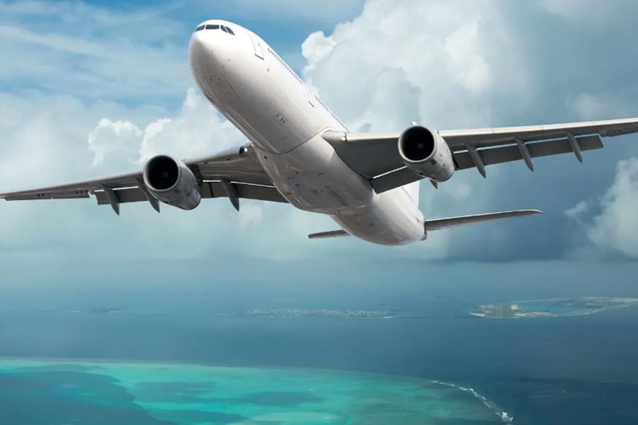 সমাজমাধ্যমে ‘বয়কট মলদ্বীপ’-এর ঠেলা সামলাতে হিমশিম খাচ্ছে ভারতের দক্ষিণ-পশ্চিমে ভারত মহাসাগরের উপরে অবস্থিত ছোট্ট দ্বীপরাষ্ট্র। আগে থেকেই মলদ্বীপে ঘুরতে যাওয়ার বিমান-হোটেলে টিকিট বুক করে রাখার পরেও তা বাতিল করে চলেছেন একের পর এক ভারতীয়। ক্রমে সেই সংখ্যা বেড়েই চলেছে।