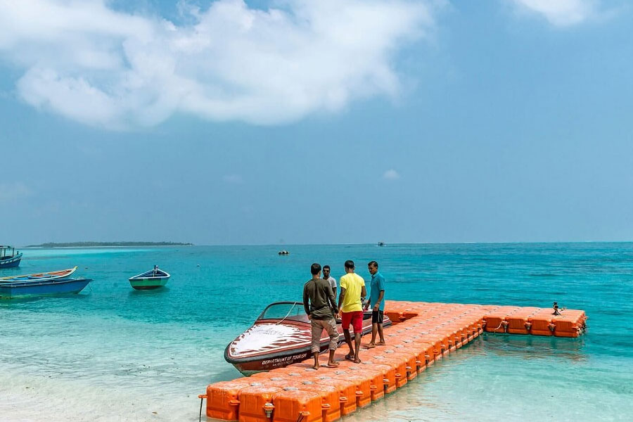 সেই বিতর্কের মাঝেই লক্ষদ্বীপকে ঢেলে সাজানোর পরিকল্পনা করছে ভারত। তৈরি হচ্ছে নতুন নতুন হোটেল, রিসর্ট, বিমানবন্দর। পাশাপাশি, জল সমস্যা মেটাতেও তৎপর হয়েছে সরকার।