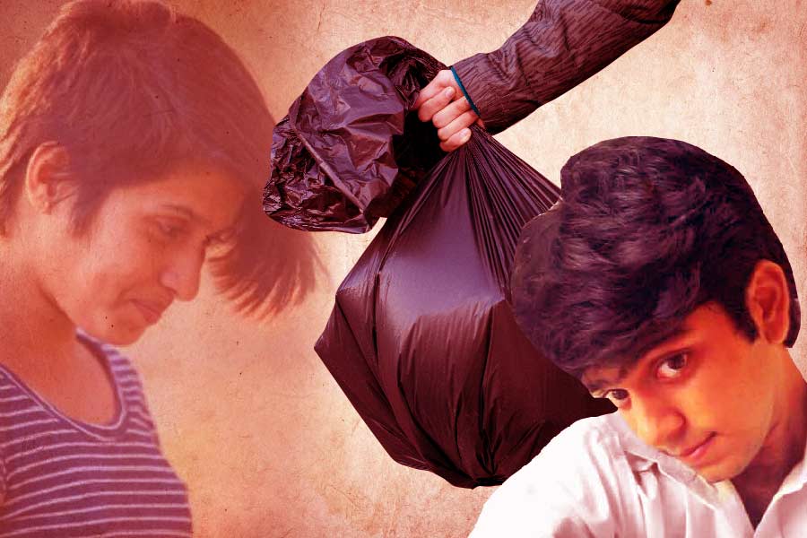 দিন কয়েক ধরে শ্রদ্ধার দেহ ৩৫ টুকরো করে রাসায়নিক দিয়ে ধুয়েমুছে একটি ফ্রিজ়ে ভরে রাখেন তিনি। দেহ সংরক্ষণ করে রাখতে নতুন ফ্রিজ়ও কেনেন। 