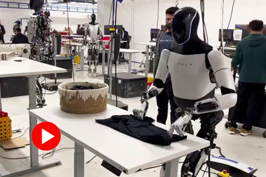 Elon Musk\\\\\\\'s Tesla humanoid robot demonstrating shirt folding.