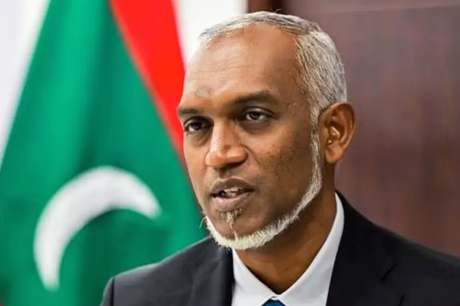 নতুন মাত্রা পেয়েছে ভারত-মলদ্বীপ বিতর্ক। তার মধ্যেই আবার চিন সফর থেকে ফিরে ভারতকে সে দেশ থেকে সেনা সরিয়ে নেওয়ার ‘আর্জি’ও জানিয়েছে মলদ্বীপের প্রেসিডেন্ট মহম্মদ মুইজ্জু। সেনা সরানোর জন্য রীতিমতো সময়সীমাও বেঁধে দেওয়া হয়েছে।