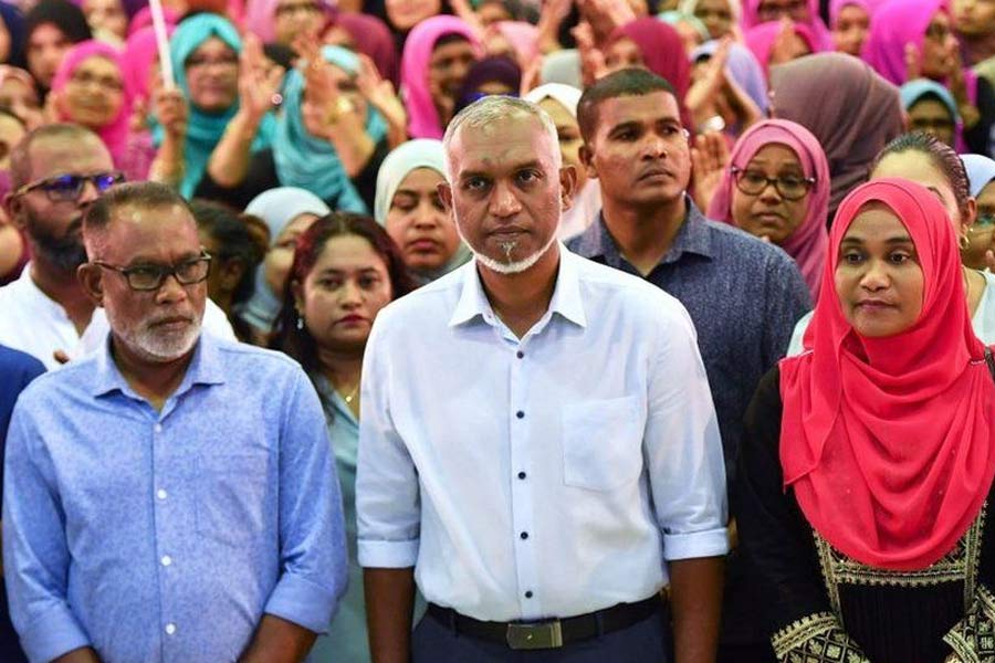 তবে দ্বীপরাষ্ট্রটির ঘরোয়া রাজনীতিতে মুইজ্জুর দল প্রোগ্রেসিভ পার্টি অফ মলদ্বীপস (পিপিএম) এই বলে প্রচার চালাচ্ছে, দেশের সার্বভৌম ক্ষমতাকে খর্ব করতেই সেনা রেখে দিয়েছে ভারত।