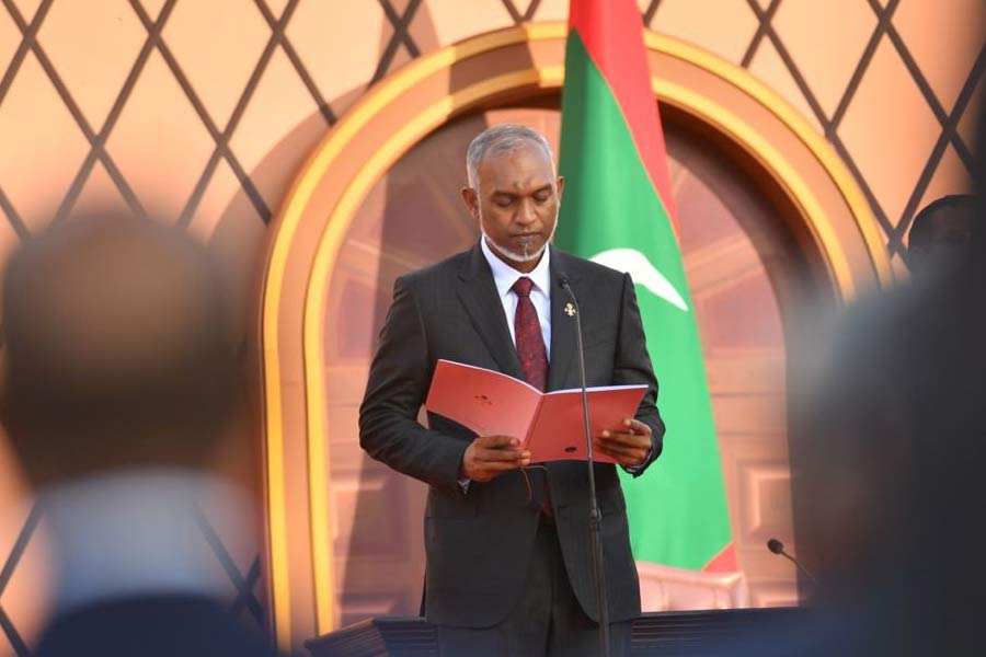 কিন্তু কেন ভারতের প্রতি এত ‘কঠোর’ হচ্ছেন মলদ্বীপের প্রেসিডেন্ট? বিশেষজ্ঞদের মতে, মলদ্বীপকে ভারতের ‘ছায়া’ থেকে বার করে আনতে নতুন নতুন সিদ্ধান্ত নিতে শুরু করেছেন মুইজ্জু। তবে এতে আখেরে সে দেশের বিপদ বাড়তে পারে বলেও মনে করছেন বিশেষজ্ঞরা। 