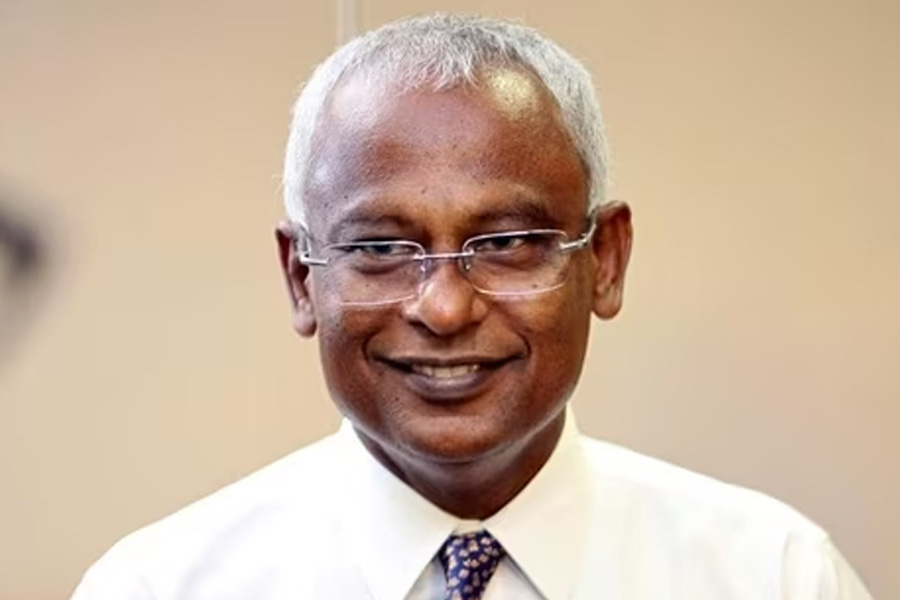 মলদ্বীপের প্রাক্তন প্রেসিডেন্ট মহম্মদ সোলি ভারতকে অগ্রাধিকার দেওয়ার যে নীতি নিয়ে চলতেন, সেই ‘ইন্ডিয়া ফার্স্ট’ নীতি থেকে সরে আসার প্রতিশ্রুতি দিয়েই ভোটের ময়দানে নেমেছিলেন মুইজ্জু। জিতেও যান। ভোটের আগে মুইজ্জুর যুক্তি ছিল, ভারতের প্রভাব রয়েছে তৎকালীন সোলি সরকারের উপর।