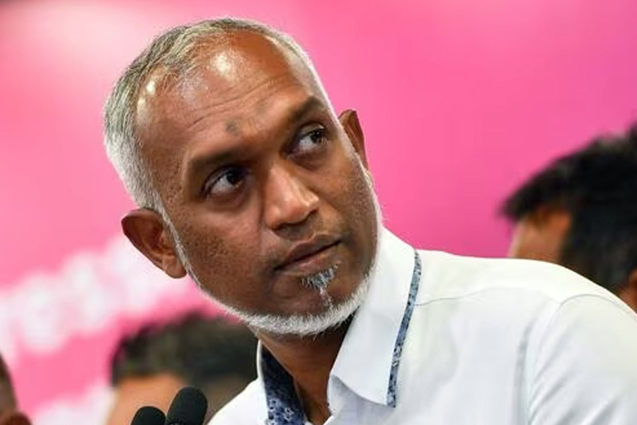 মুইজ্জুর সেই ‘ইন্ডিয়া আউট’ নীতিকে মলদ্বীপের কূটনৈতিক অবস্থানে বড়সড় পরিবর্তনের সূচক বলে মনে করছেন আন্তর্জাতিক রাজনীতির বিশেষজ্ঞদের একাংশ। ভারত-ঘনিষ্ঠতা এড়িয়ে সম্প্রতি ‘নতুন বন্ধু’ খোঁজার চেষ্টা করছে মলদ্বীপ।