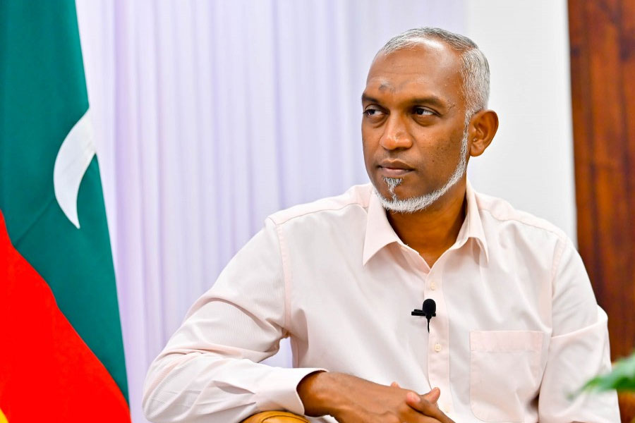 মলদ্বীপের অভ্যন্তরীণ রাজনীতিতে ‘চিন-ঘনিষ্ঠ’ বলে পরিচিত মুইজ্জু সম্প্রতি বেজিং থেকে ঘুরেও এসেছেন। সেখান থেকে ফিরেই ভারতকে সেনা সরানোর কথা জানিয়েছে মুইজ্জু সরকার।