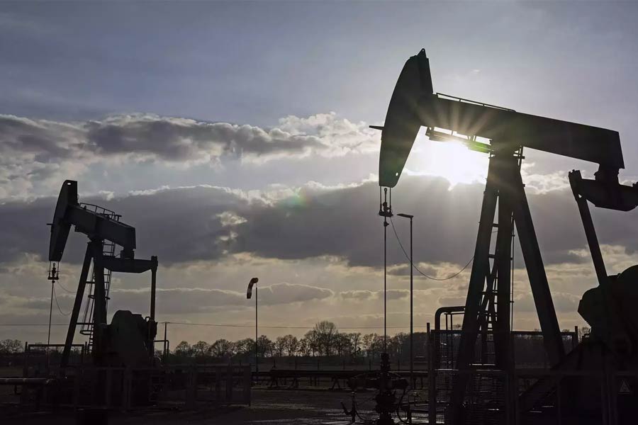 কূটনৈতিক বিশেষজ্ঞদের মত, ভারত মহাসাগরে কৌশলগত অবস্থানের কারণে মলদ্বীপে প্রভাব বিস্তারে আগ্রহী চিন। মলদ্বীপের দ্বীপগুলি ব্যস্ততম সামুদ্রিক বাণিজ্যপথের উপর অবস্থিত। যে পথ দিয়ে চিনের ৮০ শতাংশ তেল আমদানি হয়।