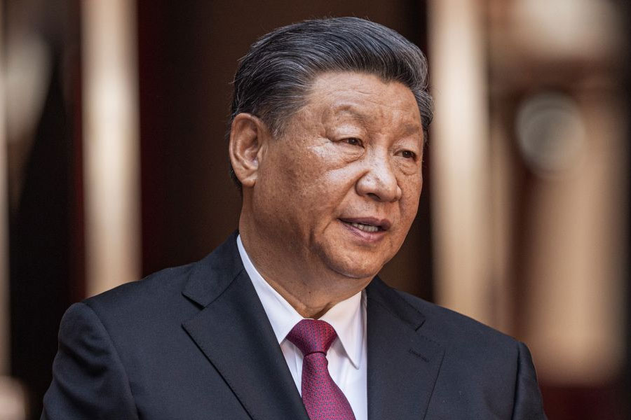 ভৌগোলিক অবস্থান নিয়ে ইতিমধ্যেই বার বার সংঘাতে জড়িয়েছে ভারত এবং চিন। দুই দেশের ‘মধুর’ সম্পর্কের কথাও অজানা নয়। তাই কূটনৈতিক বিশেষজ্ঞদের একাংশ এ-ও মনে করছেন, ভারত-মলদ্বীপ বিতর্কে বেড়ে খেলতে চাইছে চিন। মলদ্বীপে নিজেদের প্রভাব বিস্তার করতে তৎপর হয়ে উঠেছে বেজিং। 