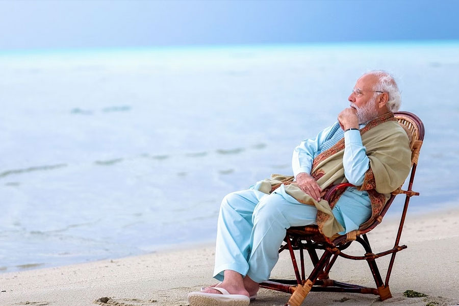 প্রসঙ্গত, ভারত-মলদ্বীপ বিতর্কের সূত্রপাত প্রধানমন্ত্রীর লক্ষদ্বীপ সফরের পর থেকে। প্রশাসনিক অনুষ্ঠানের পাশাপাশি কেন্দ্রশাসিত দ্বীপ অঞ্চলের সমুদ্রসৈকতেও অনেকটা সময় কাটিয়ে আসেন মোদী। ফিরে এসে সেই সফরের স্মৃতিচারণাও করেন। সফরে কাটানো মুহূর্তের প্রচুর ছবিও তিনি সমাজমাধ্যমে পোস্ট করেন।