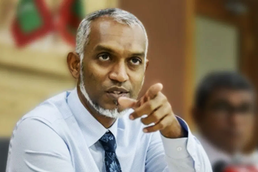 এর পরেই প্রধানমন্ত্রী এবং ভারতকে নিয়ে কুমন্তব্য করেন মলদ্বীপ সরকারের তিন মন্ত্রী। অভিযোগ, প্রধানমন্ত্রী ছবিগুলি সমাজমাধ্যমে পোস্ট করার পর মলদ্বীপ সরকারের তিন মন্ত্রী মরিয়ম শিউনা, মালশা শরিফ এবং মাহজ়ুম মাজিদ সেই ছবিগুলি নিয়ে অপমানজনক মন্তব্য করেছেন। প্রধানমন্ত্রীকে ‘জোকার’ এবং ‘ইজ়রায়েলের ক্রীড়নক’ বলেও অপমান করা হয়েছে। কটাক্ষ করা হয়েছে ভারতীয় সংস্কৃতি নিয়েও। 