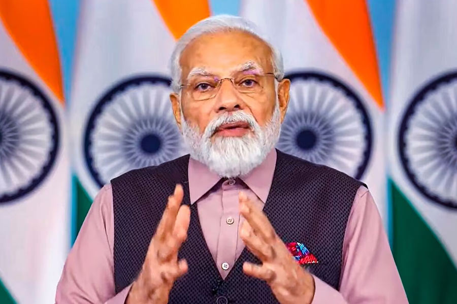  কিন্তু তাতে চিঁড়ে ভেজেনি। বিতর্ক শুরু হতেই ভারত এবং প্রধানমন্ত্রীর পাশে দাঁড়িয়েছেন অক্ষয় কুমার, সচিন তেন্ডুলকর, সলমন খান, কঙ্গনা রানাউত, জন আব্রাহাম, শ্রদ্ধা কপূর, হার্দিক পাণ্ড্যের মতো তারকারা। মলদ্বীপ যেতে বারণ করার পাশাপাশি, দেশবাসীকে ভারতীয় দ্বীপগুলি অন্বেষণ করার বার্তাও দিয়েছেন তাঁরা।