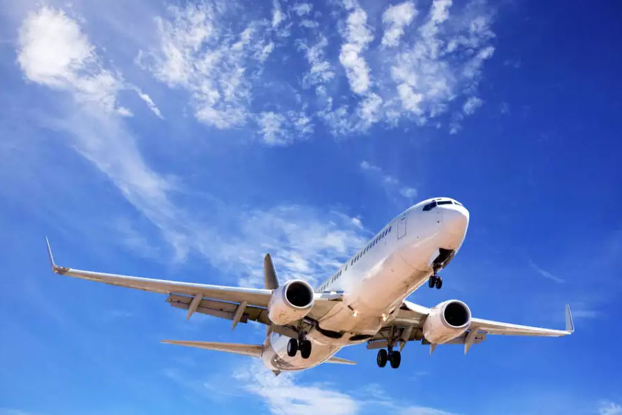 সমাজমাধ্যমে ‘বয়কট মলদ্বীপ’-এর ঠেলা সামলাতে হিমশিম খাচ্ছে ভারতের দক্ষিণ-পশ্চিমে ভারত মহাসাগরের উপরে অবস্থিত ছোট্ট দ্বীপরাষ্ট্র। আগে থেকেই মলদ্বীপে ঘুরতে যাওয়ার বিমান-হোটেলে টিকিট বুক করে রাখার পরেও তা বাতিল করে চলেছেন একের পর এক ভারতীয়। ক্রমে সেই সংখ্যা বেড়েই চলেছে।