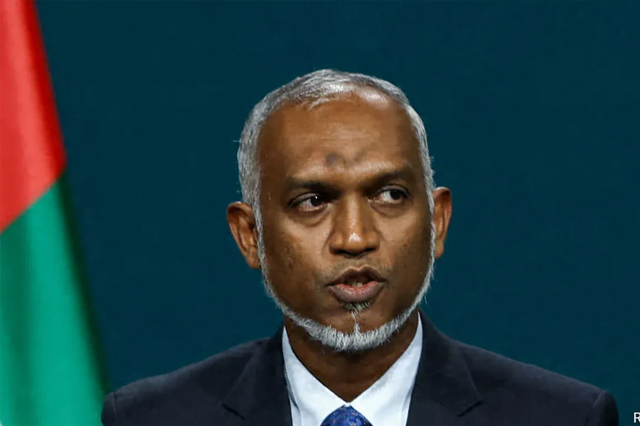 দেশের অন্দরে এবং বাইরে বিতর্কের ঝড় শুরু হতেই অভিযুক্ত তিন মন্ত্রীকে সাসপেন্ড করেন মলদ্বীপের প্রেসিডেন্ট মহম্মদ মুইজ্জু। তার পরেও অবশ্য দুই দেশের সম্পর্ক খুব একটা সহজ হয়নি।