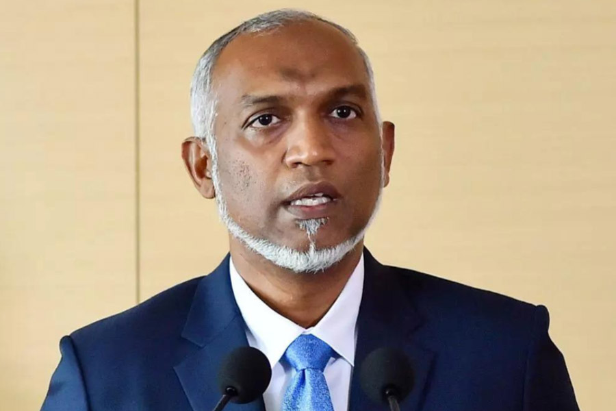 এই বিতর্কের মধ্যেই পাঁচ দিনের চিন সফরে যান মুইজ্জু। গত শনিবার বেজিং থেকে দেশে ফেরার পরেই হুঁশিয়ারির সুরে তিনি জানান, ক্ষুদ্র দেশ হলেও মলদ্বীপকে ধমকানোর জন্য কোনও দেশকে ছাড়পত্র দেয়নি তাঁর সরকার। 