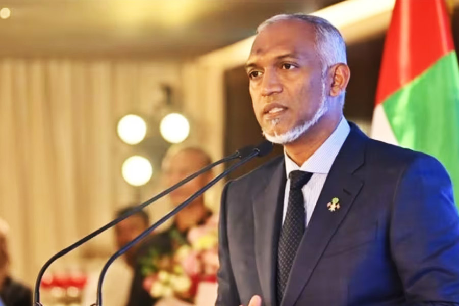 কোনও দেশের নাম না করলেও মনে করা হয় যে, ভারতের উদ্দেশেই এই সতর্কবার্তা দিয়েছেন তিনি। তার এক দিন পরেই ভারতকে ১৫ মার্চের মধ্যে মলদ্বীপ থেকে সেনা সরিয়ে নেওয়ার আর্জি জানায় মুইজ্জু সরকার।