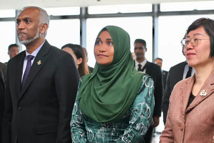 গত নভেম্বরে প্রেসিডেন্ট নির্বাচনে জয় পাওয়ার আগেও মলদ্বীপের রাজনীতিতে ‘চিনপন্থী’ রাজনীতিক হিসাবেই পরিচিত ছিলেন মুইজ্জু। নির্বাচনী প্রচারে প্রাক্তন প্রেসিডেন্ট মহম্মদ সোলির ভারতকে অগ্রাধিকার দেওয়ার নীতি ‘ইন্ডিয়া ফার্স্ট’ থেকে সরে এসে ‘ইন্ডিয়া আউট’-এর পক্ষে সওয়াল করেন তিনি।