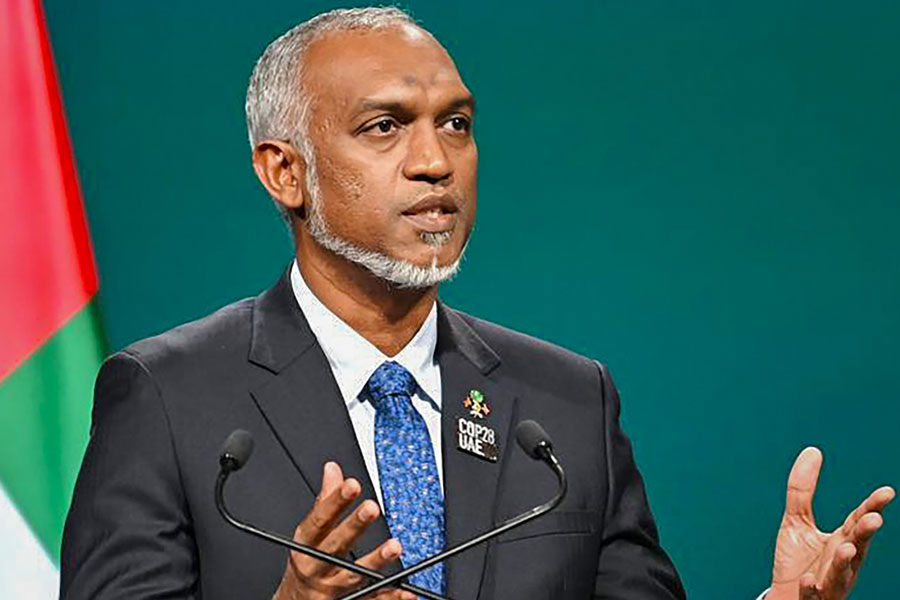 প্রেসিডেন্ট হওয়ার পর তাঁর পূর্বসুরীদের পথ অনুসরণ করে প্রথম বিদেশ সফরে ভারতে আসেননি তিনি। নির্বাচনী প্রচারে যে ভারত নির্ভরতা কমানোর ডাক দিয়েছিলেন মুইজ্জু, প্রশাসক হয়েও তা অক্ষরে অক্ষরে পালন করবার ইঙ্গিত দেন।