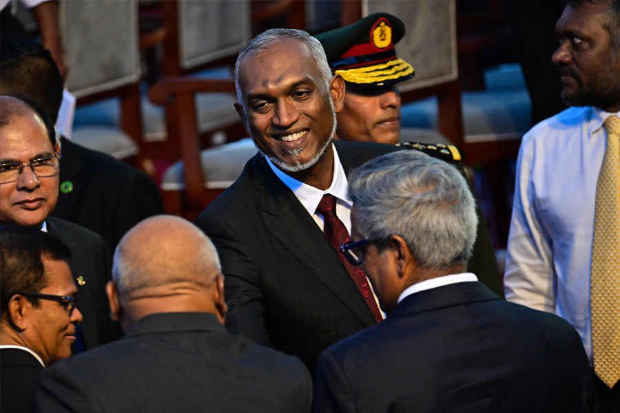 কিন্তু গত শনিবার মুইজ্জুর সচিবালয়ের তরফে বিবৃতি দিয়ে বলা হয়েছে, এ বার থেকে সংযুক্ত আরব আমিরশাহি এবং তাইল্যান্ডেও স্বাস্থ্য পরিষেবা পাবেন মলদ্বীপের বাসিন্দারা।