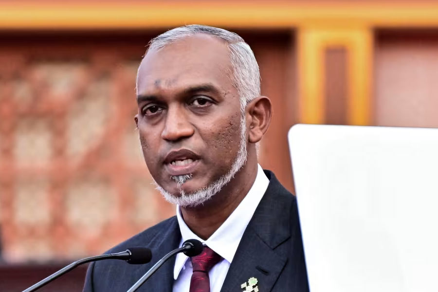 সংবাদ সংস্থা এপি মুইজ্জুর সচিবালয়কে উদ্ধৃত করে জানায়, মলদ্বীপ এ বার সরাসরি আমেরিকা এবং ইউরোপের ওষুধ প্রস্তুতকারকদের কাছ থেকে ওষুধ আমদানি করবে। বিবৃতিতে কোনও দেশের নাম না করেই বলা হয়, কয়েকটি দেশের উপর নির্ভরতা কাটাতেই এই সিদ্ধান্ত।