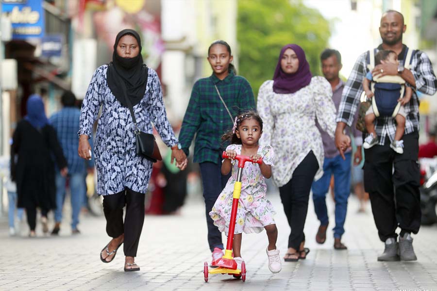 মনে করা হচ্ছে, এ বার চাল, চিনি, গম ইত্যাদি খাদ্যবস্তুর সরবরাহ সুনিশ্চিত করতে নয়াদিল্লি নয়, বেজিংয়ের উপরেই নির্ভর করবে মলদ্বীপ। গত শনিবার মুইজ্জুর সচিবালয়ের বিবৃতিতে বলা হয়েছে, মলদ্বীপে খাদ্যবস্তু আমদানি করার ক্ষেত্রে একটা দেশের উপর নির্ভরতা বন্ধ করতে চায় সরকার।