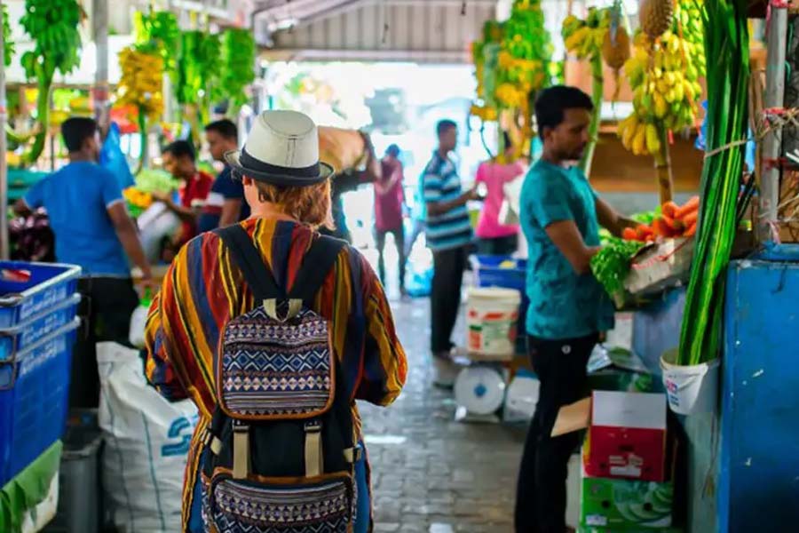 এই ‘একটা দেশ’ যে ভারত, তো বোঝার জন্য খুব বেশি বুদ্ধিমান হওয়ার প্রয়োজন নেই। সরকারি পরিসংখ্যান বলছে, ১৯৯৫ সালের পর থেকে ক্রমশ মলদ্বীপে খাদ্যবস্তু রফতানিক পরিমাণ বৃদ্ধি করেছে ভারত। কিন্তু এ বার সেই পরিমাণ কমার ইঙ্গিত মিলছে।