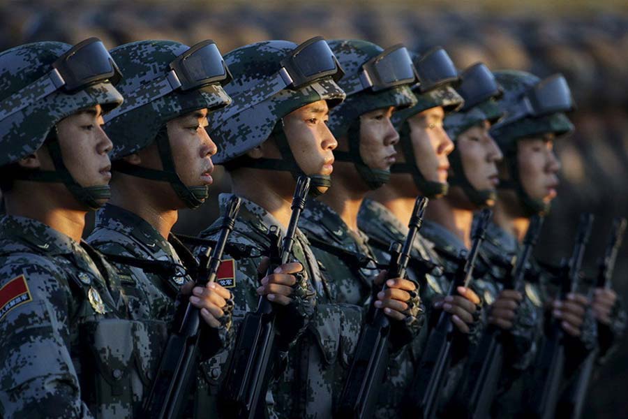 এত দিন মলদ্বীপের বিভিন্ন গুরুত্বপূর্ণ প্রশাসনিক এবং শিল্পক্ষেত্রের নিরাপত্তা জোগানোর জন্য এবং প্রান্তবর্তী দ্বীপগুলিতে ত্রাণ এবং প্রয়োজনীয় সামগ্রী পৌঁছে দেওয়ার জন্য ৭৭-৮০ জন ভারতীয় সেনা সে দেশে ছিল। এ বার চিনা সেনাবাহিনীর একাংশকে এই কাজে মোতায়েন করতে পারে মুইজ্জুর সরকার। 