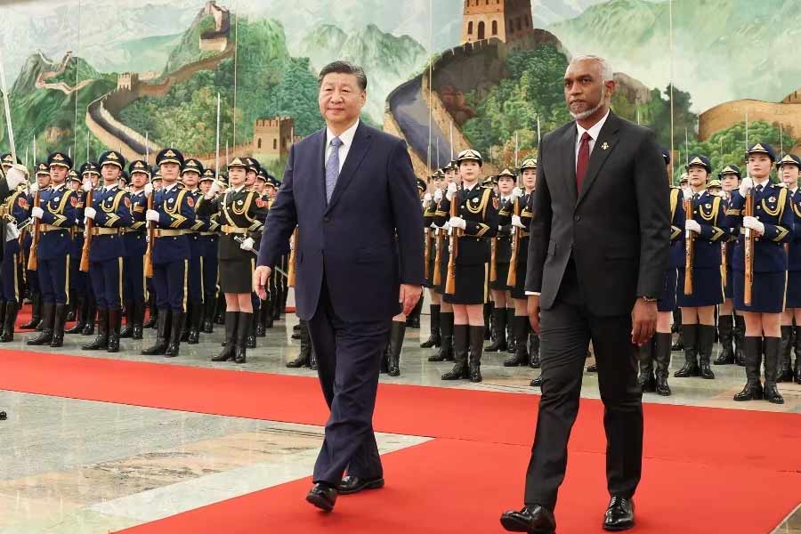 চিন সফরের তৃতীয় দিনে গত বুধবার জিনপিংয়ের সঙ্গে রাজধানী বেজিংয়ে বৈঠক করেছিলেন মুইজ্জু। সেখানেই ভারতের সঙ্গে সাম্প্রতিক সংঘাতের আবহে মলদ্বীপের পাশে থাকার অঙ্গীকার করেন চিনা প্রেসিডেন্ট তথা কমিউনিস্ট পার্টির শীর্ষনেতা। 