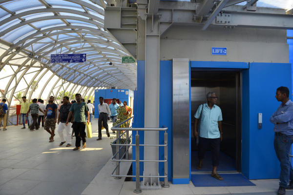 ওই সমস্যা মিটিয়ে ট্রেন চলাচল মসৃণ করতে স্টেশনের পিছনে ৯০ মিটার অংশে লাইনের দৈর্ঘ্য বাড়াতে চাইছেন মেট্রো কর্তৃপক্ষ। যা পেলে আদর্শ ক্রসওভার তৈরি করা যাবে। কিন্তু মমতা জানিয়ে দিয়েছেন, স্কাইওয়াক ভাঙা যাবে না।