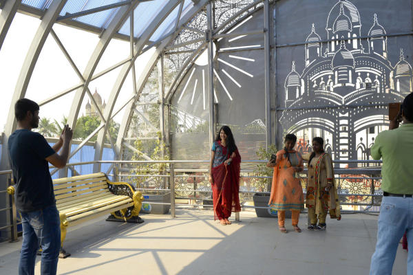 মমতা এ প্রসঙ্গে জোকা-এসপ্ল্যানেড মেট্রো রুট নিয়েও মন্তব্য করেন মমতা। তিনি বলেন, ‘‘দক্ষিণেশ্বরের স্কাইওয়াক হৃদয়ের মণিমুক্ত। পুলিশের হৃদয়ের মণিকোঠায় আলিপুর বডিগার্ড লাইন্স। এর কোনওটাই আমি ভাঙতে দেব না। দরকারে রুট বদলাতে সাহায্য করব।’’