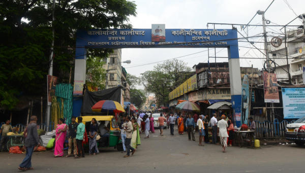 মঙ্গলবার মমতা বলেছেন, ‘‘আমিও তো কালীঘাটে স্কাইওয়াক তৈরি করছি। কোথাও কি কোনও সমস্যা হয়েছে? বাধা ছিল। ওখানকার হকারেরা কোথায় যাবেন, তা নিয়ে একটা অসুবিধা হচ্ছিল। আমি ওঁদের বসার ব্যবস্থা অন্যত্র করে দিয়েছি। এখন ওখানে স্কাইওয়াকের কাজ চলছে। স্কাইওয়াক হয়ে গেলে তার দু’পাশে ওঁদের বসার ব্যবস্থা করে দেব।’’