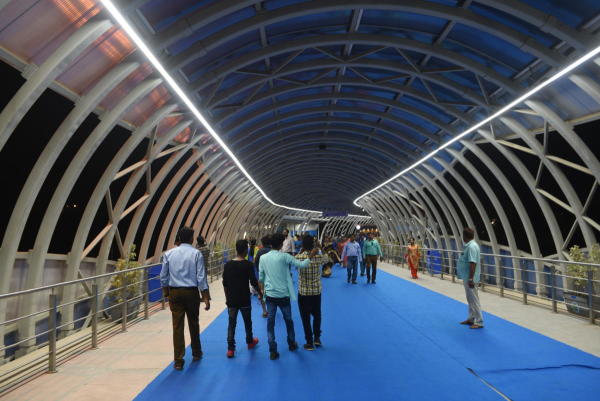 কালীপুজোর ঠিক আগেই ৫ নভেম্বের রাজ্যের মন্ত্রী ফিরহাদ হাকিমকে সঙ্গে নিয়ে দক্ষিণেশ্বরের মন্দিরের পার্কিংয়ের এলাকায় বাঁধা মঞ্চ থেকে মমতা উদ্বোধন করেছিলেন এই স্কাইওয়াক। সেই স্কাইওয়াক ভাঙা নিয়ে ভারতীয় রেলের প্রস্তাব প্রসঙ্গে মমতা তাঁর কালীঘাটের স্কাইওয়াক প্রসঙ্গও টেনে এনেছেন।