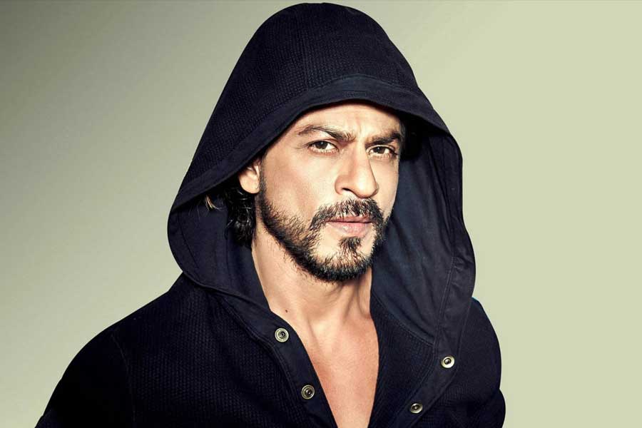 Shah Rukh Khan mobbed outside mumbai building despite hiding under hoodie