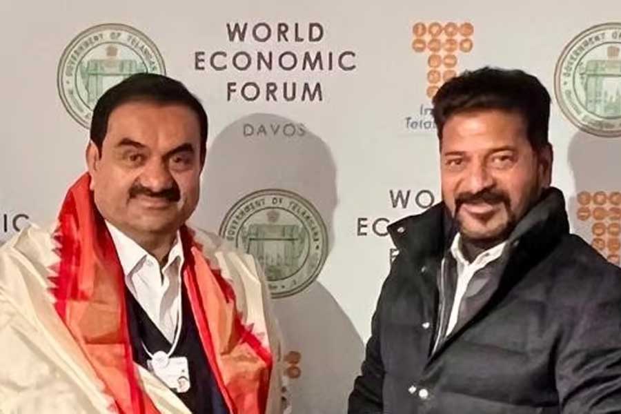 শিল্পপতি গৌতম আদানিকে আক্রমণ করা রাহুল গান্ধীর প্রায় রোজনামচায় পরিণত হয়েছে। বুধবার সেই রাহুলেরই দলের নেতা তথা তেলঙ্গানার নতুন মুখ্যমন্ত্রী রেবন্ত রেড্ডি ‘মউ’ স্বাক্ষর করলেন আদানি গোষ্ঠীর একাধিক সংস্থার সঙ্গে।