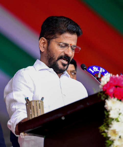 বিআরএসকে হারিয়ে তেলঙ্গানায় কংগ্রেসের সরকার গড়ার আগে ভোটের প্রচারে অন্যতম প্রতিশ্রুতি ছিল কর্মসংস্থান নিশ্চিত করা। অতীতে রাহুল যখন আদানিদের বিরুদ্ধে নানাবিধ অভিযোগ করেছেন, বিজেপি এবং ওই শিল্পপতিকে এক বন্ধনীতে ফেলে আক্রমণ শানিয়েছেন, তখনও আদানিদের বিনিয়োগ ছিল রাজস্থান ও ছত্তীসগঢ়ে। 