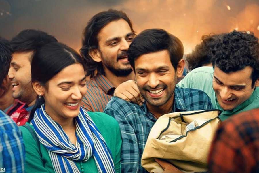 বছরের শেষে নভেম্বর মাসে বিধু বিনোদ চোপড়ার পরিচালনায় প্রেক্ষাগৃহে মুক্তি পায় ‘টুয়েলভ্থ ফেল’। চিত্রনাট্য থেকে শুরু করে চরিত্র নির্মাণ— সর্বক্ষেত্রেই প্রশংসা অর্জন করেছে এই ছবি। এই ছবির নায়ক বিক্রান্ত ম্যাসির অভিনয়ের সঙ্গে দর্শক পরিচিত ছিলেন আগে থেকেই। কিন্তু বিক্রান্তের বিপরীতে যে নায়িকাকে দেখা গিয়েছে সম্প্রতি তিনিও চর্চায়।