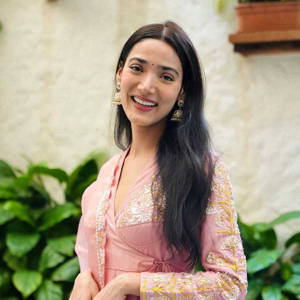 সত্য ঘটনা অবলম্বনে মুক্তিপ্রাপ্ত ‘টুয়েলভ্‌থ ফেল’ ছবিতে বিক্রান্তকে অভিনয় করতে দেখা যায় ২০০৫ ব্যাচের আইপিএস আধিকারিক মনোজকুমার শর্মার চরিত্রে।