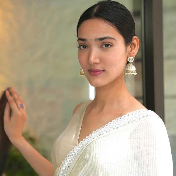 এক সময় দক্ষিণী অভিনেত্রী রশ্মিকা মন্দনা, পরবর্তী কালে ‘অ্যানিমাল’ ছবিটি মুক্তির পর তৃপ্তি দিমরি দর্শকের ‘ন্যাশনাল ক্রাশ’ হিসাবে খ্যাতি পেয়েছিলেন। বর্তমানে রশ্মিকা এবং তৃপ্তির পর ‘ন্যাশনাল ক্রাশ’-এর তালিকায় যুক্ত হয়েছে মেধার নাম।