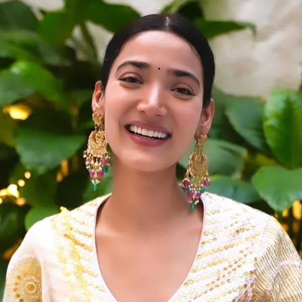 নয়ডায় স্কুলের পড়াশোনা শেষ করেন মেধা। তাঁর দিদা গানবাজনার সঙ্গে এবং মা নাচের সঙ্গে যুক্ত ছিলেন। ছোটবেলা থেকেই তাই নাচগানের প্রতি ঝোঁক ছিল তাঁর। ছোটখাটো বিভিন্ন অনুষ্ঠানের মঞ্চে পারফর্মও করতেন তিনি।