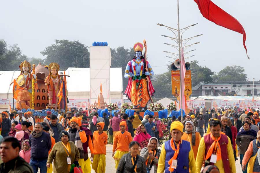 রামভূমে জমজমাট উৎসবের অপেক্ষায় গোটা পৃথিবী। প্রতি দিনই শোনা যাচ্ছে প্রস্তুতির নতুন নতুন খবর। কোথাও ৭০০০ কেজি হালুয়া প্রসাদ তৈরি হচ্ছে তো কোথাও সরিয়ে দেওয়া হচ্ছে সমস্ত মাংস বিক্রির দোকান। 