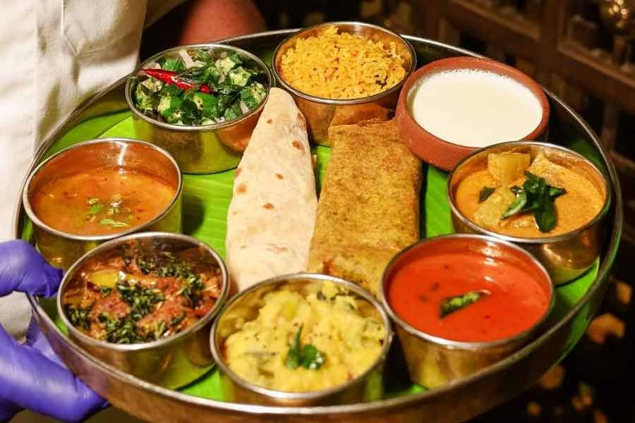 মন্দিরে যাঁরা যাবেন তাঁদের অধিকাংশই নিরামিষ খাবার খুঁজবেন। অথচ অযোধ্যায় রাস্তার ধারের বিভিন্ন খাওয়ার দোকান ছাড়া খাঁটি নিরামিষ খাবারের রেস্তরাঁ নেই তেমন। 