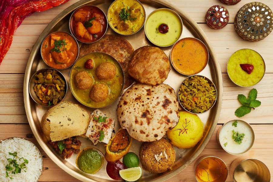 যোগী জানিয়েছেন, খুব শীঘ্রই অযোধ্যায় খাঁটি নিরামিষ খাবারের একটি বড় রেস্তরাঁ এবং হোটেল খুলতে চলেছে মুম্বইয়ের একটি শিল্পগোষ্ঠী। 