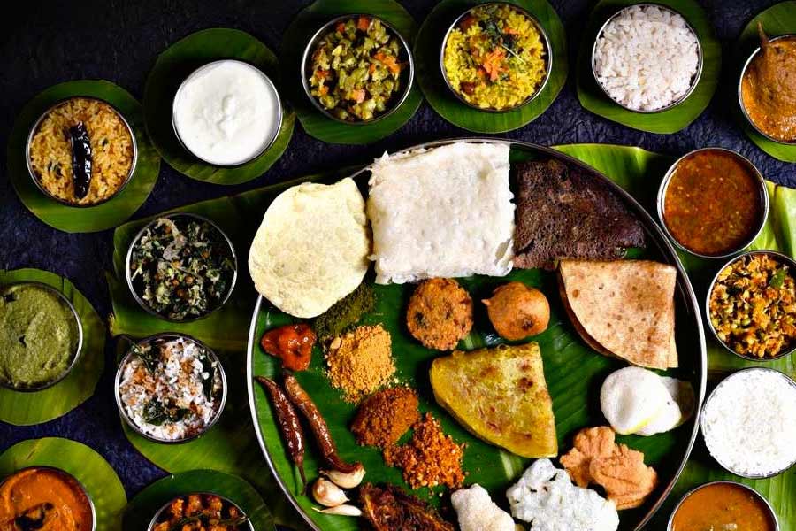 সেই রেস্তরাঁ এবং তদসংলগ্ন হোটেলে শুধুই পাওয়া যাবে সাত্ত্বিক ভাবে তৈরি নিরামিষ খাবারদাবার। মাছ, মাংস, ডিম তো থাকবেই না। এমনকি, পেঁয়াজ-রসুনও ব্যবহার হবে না ওই হোটেল এবং রেস্তরাঁর খাবারে। 