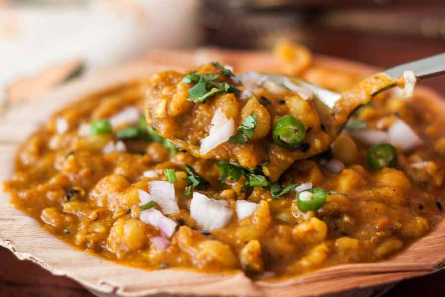 এমনিতে অযোধ্যার রাস্তার ধারের নানা খাবার বিখ্যাত। বিশেষ করে অযোধ্যার চাট যাঁরা খেয়েছেন তাঁরা বলেন, বেনারসের থেকে তা কোনও অংশে কম নয়।