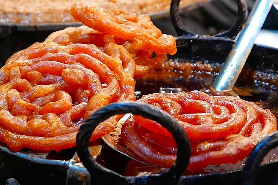 জিলিপি, রাবড়ি, দই বড়া তো রয়েছেই। পাশাপাশি এখানকার লাড্ডু নাকি মুখে দিলেই মিলিয়ে যায়। 